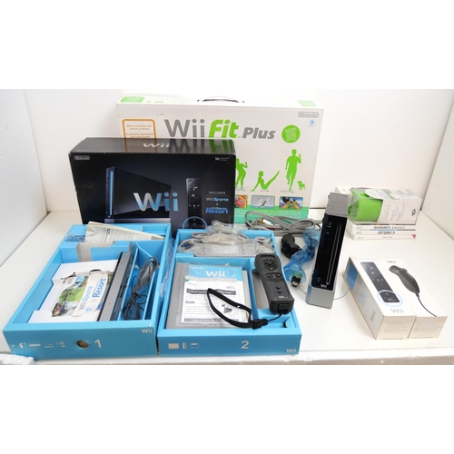 8005 - A large quantity of Nintendo Wii related items inlcluding a Wii Sports Resort pack boxed with consol... 