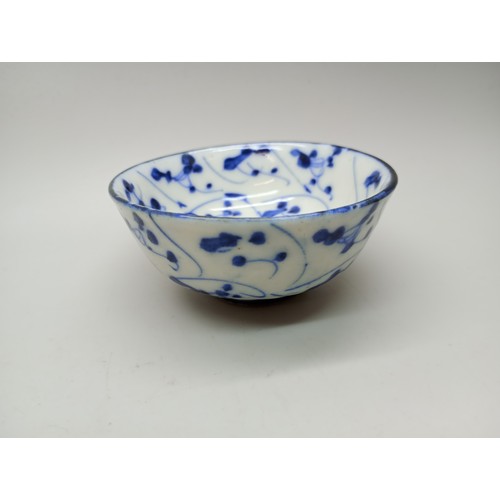 2029 - A small c1800 Chinese porcelain bowl, 75mm diameter