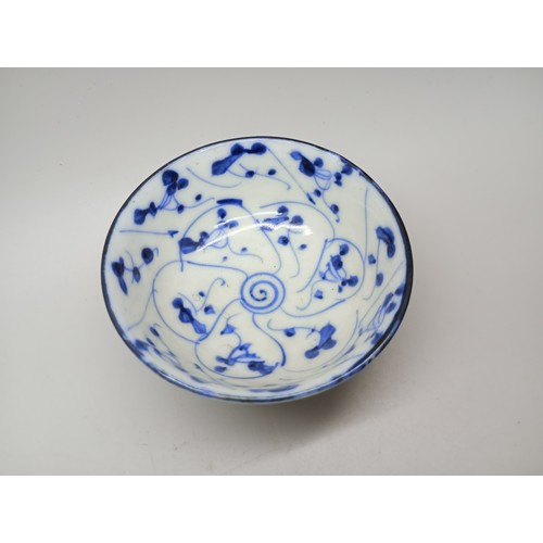 2029 - A small c1800 Chinese porcelain bowl, 75mm diameter