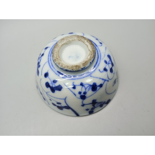 2029 - A small c1800 Chinese porcelain bowl, 75mm diameter