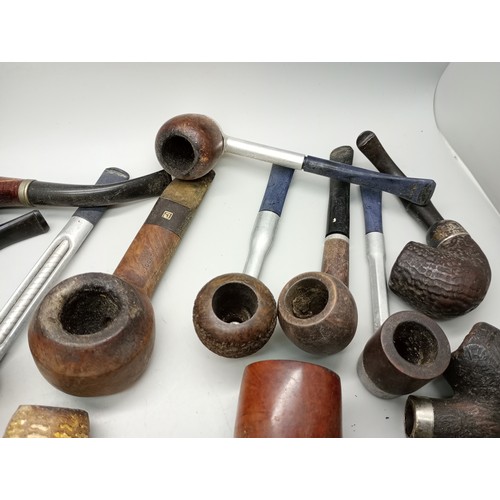 2041 - A collection of twenty-four pipes