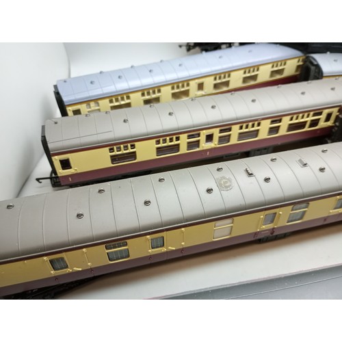 2044 - Nine 00 gauge model railway coaches including a restaurant car