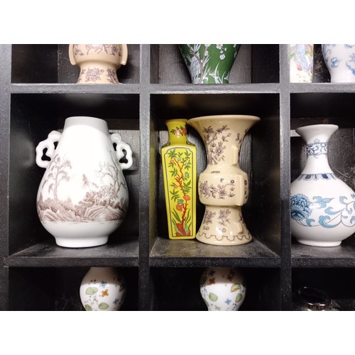 2052 - A collection sixteen of Franklin Oriental vases including Japan and Taiwan, with display rack