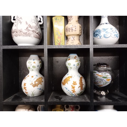 2052 - A collection sixteen of Franklin Oriental vases including Japan and Taiwan, with display rack