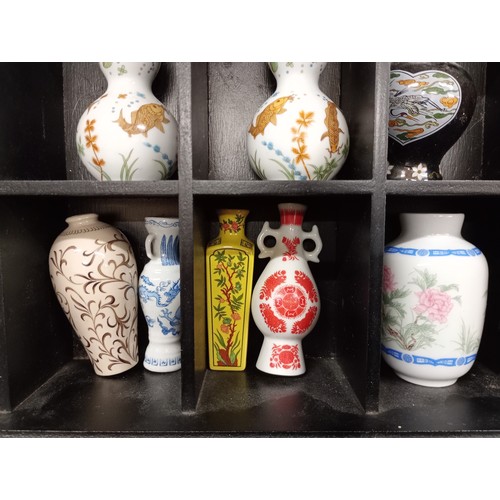 2052 - A collection sixteen of Franklin Oriental vases including Japan and Taiwan, with display rack