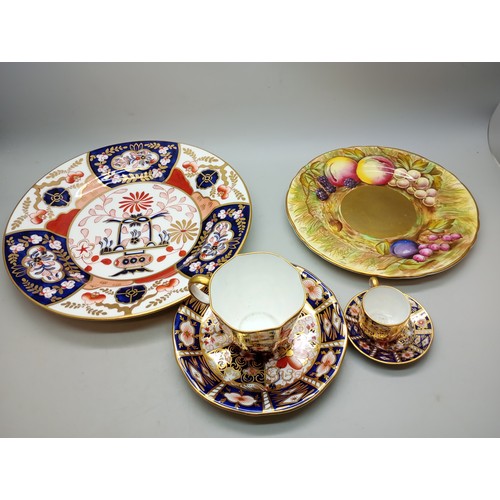 2061 - A Royal Crown Derby Imari cabinet teacup and saucer and miniature teacup and saucer, an Aynsley plat... 