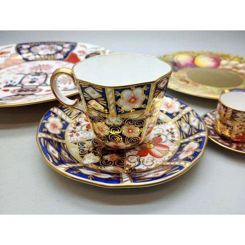 2061 - A Royal Crown Derby Imari cabinet teacup and saucer and miniature teacup and saucer, an Aynsley plat... 