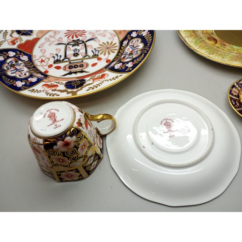 2061 - A Royal Crown Derby Imari cabinet teacup and saucer and miniature teacup and saucer, an Aynsley plat... 