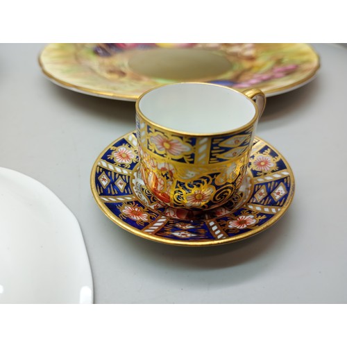 2061 - A Royal Crown Derby Imari cabinet teacup and saucer and miniature teacup and saucer, an Aynsley plat... 