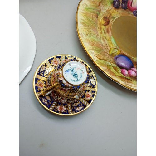 2061 - A Royal Crown Derby Imari cabinet teacup and saucer and miniature teacup and saucer, an Aynsley plat... 