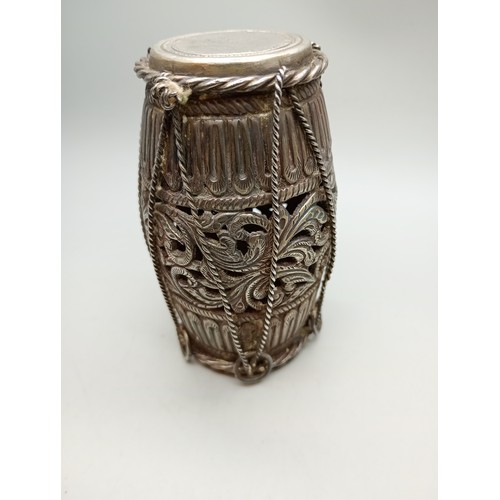 7270 - An Eastern white metal fretwork pot in the form of a drum, marked silver to lid, 187g, 10cm