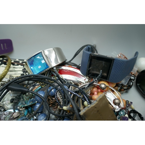 7170 - A collection of wristwatches and costume jewellery