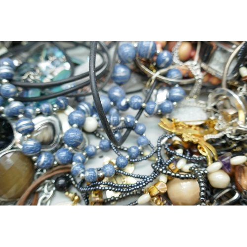 7170 - A collection of wristwatches and costume jewellery