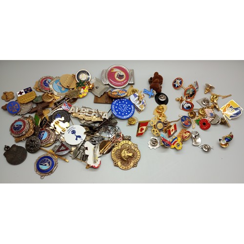 2172 - A collection of badges and pin badges, etc.