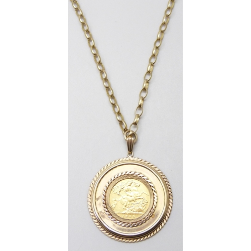 7001 - A 1905 half sovereign in a 9ct gold pendant mount, 4.3cm including bale, on a 9ct gold chain, 57cm, ... 