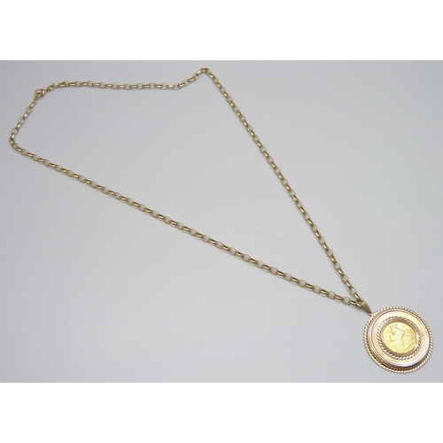 7001 - A 1905 half sovereign in a 9ct gold pendant mount, 4.3cm including bale, on a 9ct gold chain, 57cm, ... 