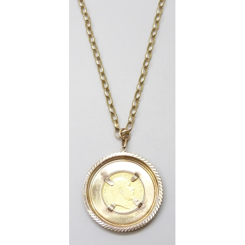 7001 - A 1905 half sovereign in a 9ct gold pendant mount, 4.3cm including bale, on a 9ct gold chain, 57cm, ... 