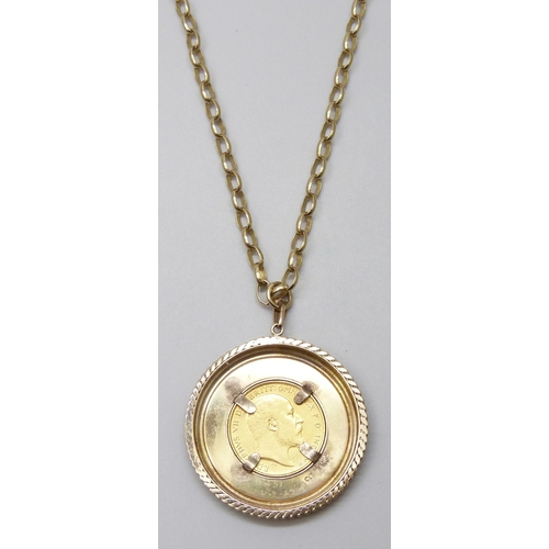 7001 - A 1905 half sovereign in a 9ct gold pendant mount, 4.3cm including bale, on a 9ct gold chain, 57cm, ... 