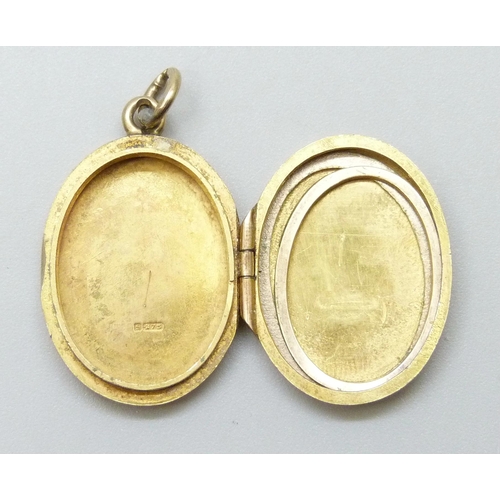 7004 - A 9ct gold bar brooch, 5.6g, 4.3cm, and a 9ct gold locket, 4g, 2.1cm, bale with solder mark