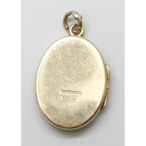 7004 - A 9ct gold bar brooch, 5.6g, 4.3cm, and a 9ct gold locket, 4g, 2.1cm, bale with solder mark