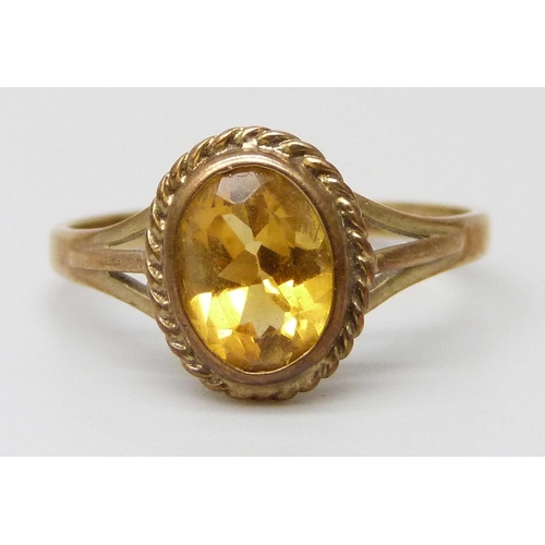 7006 - A 9ct gold ring set with a yellow stone, 1.6g, N/O