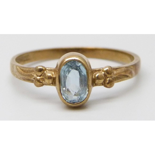 7010 - A 9ct gold ring set with a blue stone, 1.4g, N