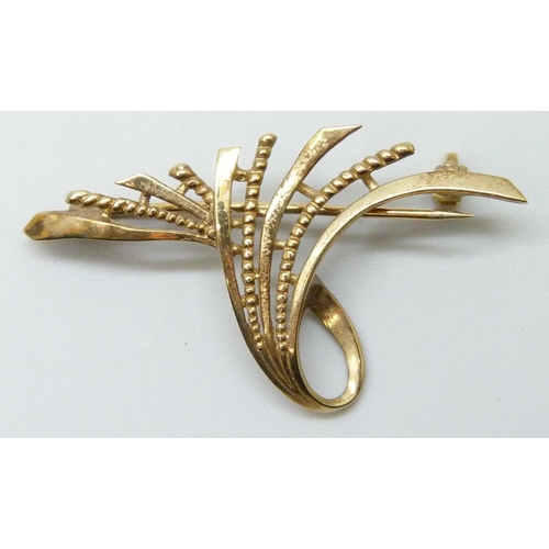 7011 - A 9ct gold brooch, 3.2g, 4.2cm