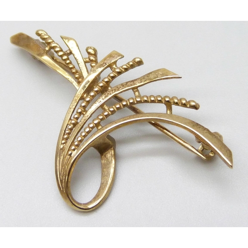 7011 - A 9ct gold brooch, 3.2g, 4.2cm