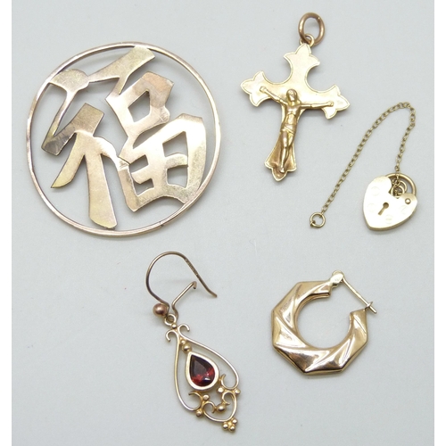 7012 - An Oriental brooch, a yellow metal cross, 1.3g, both a/f, together with two 9ct gold single earrings... 