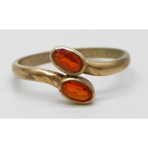 7016 - A 9ct gold ring set with orange stones, 1.5g, N