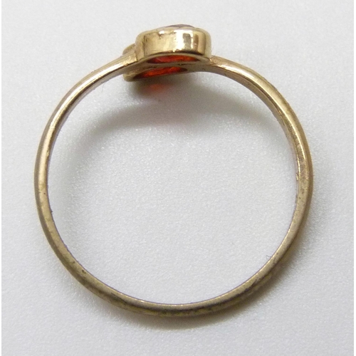 7016 - A 9ct gold ring set with orange stones, 1.5g, N