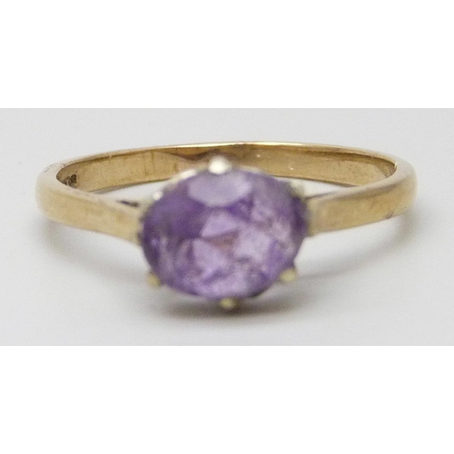 7022 - A 9ct gold ring set with an amethyst, a/f, 1.9g, P