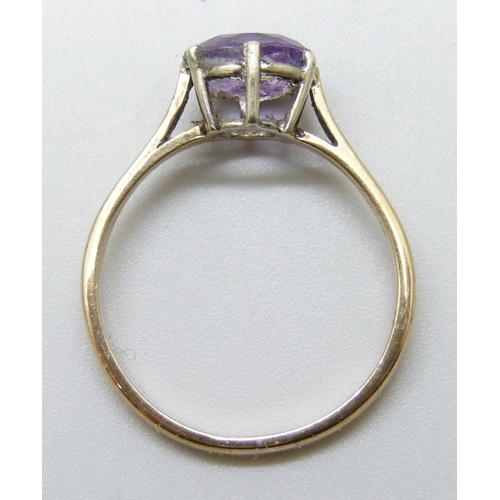 7022 - A 9ct gold ring set with an amethyst, a/f, 1.9g, P