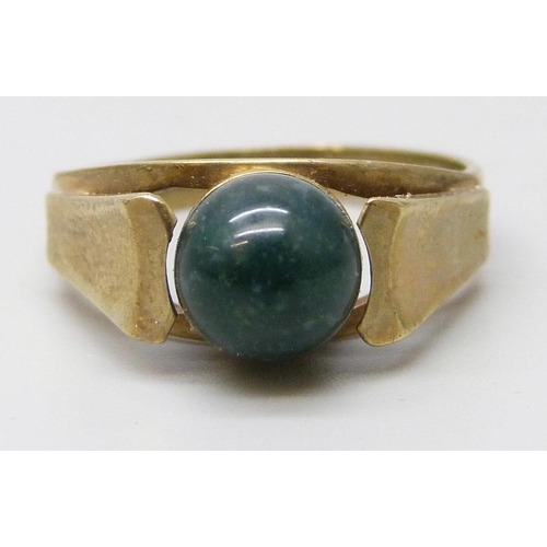 7025 - A 9ct gold ring set with a green stone, 2.9g, O