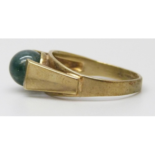 7025 - A 9ct gold ring set with a green stone, 2.9g, O