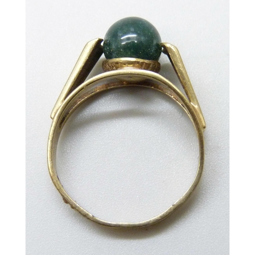 7025 - A 9ct gold ring set with a green stone, 2.9g, O