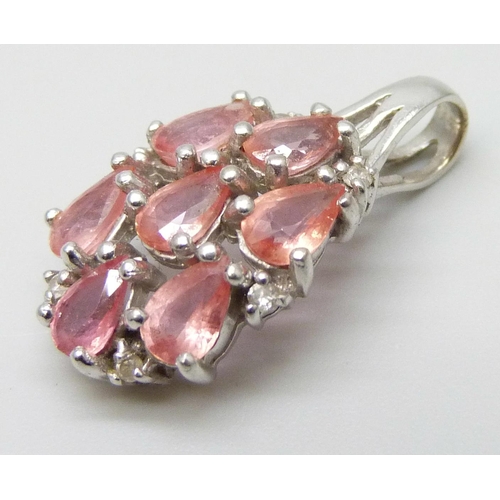 7032 - An 18ct white gold pendant set with pink stones, 4g, 2.5cm