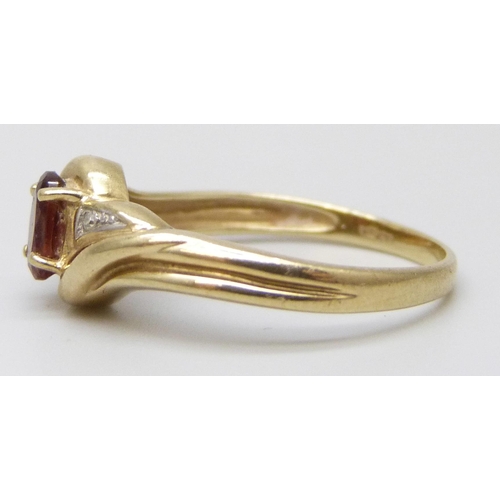 7034A - A 9ct gold garnet set ring, 2.6g, P