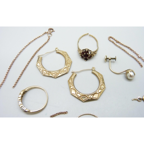 7037 - Two 9ct gold rings, a/f, a single 9ct gold earring, two 9ct gold chains, a/f, together with a collec... 