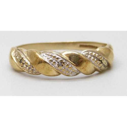 7039 - A 9ct gold ring, 2.1g, R/S