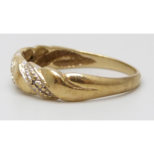 7039 - A 9ct gold ring, 2.1g, R/S