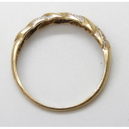 7039 - A 9ct gold ring, 2.1g, R/S