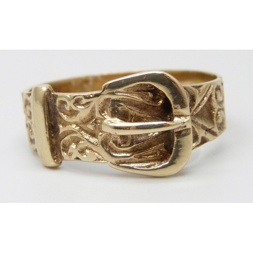 7040 - A 9ct gold buckle ring, 3.8g, X/Y