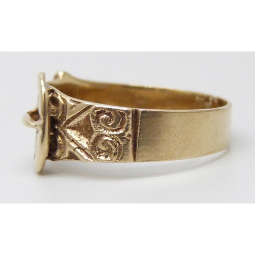 7040 - A 9ct gold buckle ring, 3.8g, X/Y