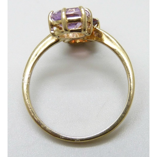 7048 - A 9ct gold crossover ring set with a garnet and an amethyst, 2.3g, P