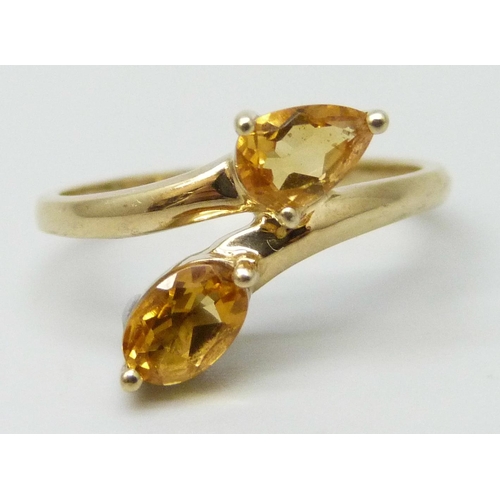 7049 - A 9ct gold ring set with citrine, 1.8g, M