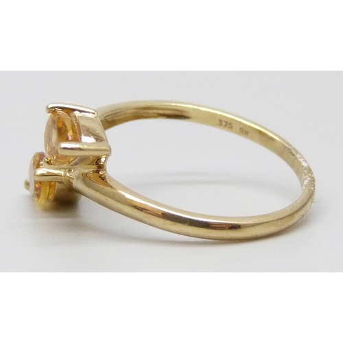 7049 - A 9ct gold ring set with citrine, 1.8g, M