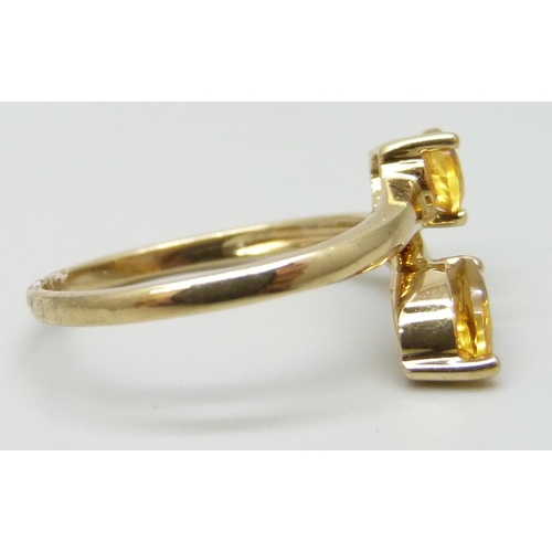 7049 - A 9ct gold ring set with citrine, 1.8g, M