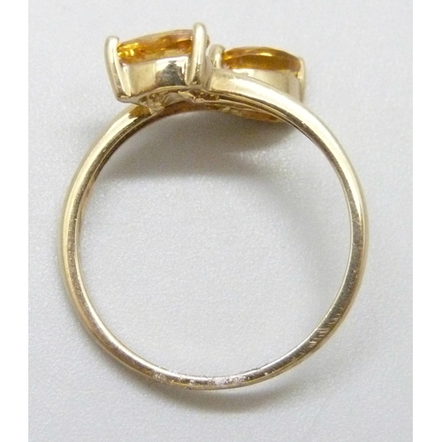 7049 - A 9ct gold ring set with citrine, 1.8g, M