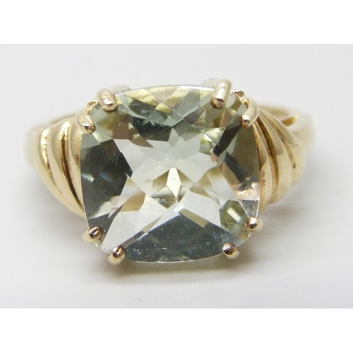 7055 - A 9ct gold stone set ring, 3.9g, N